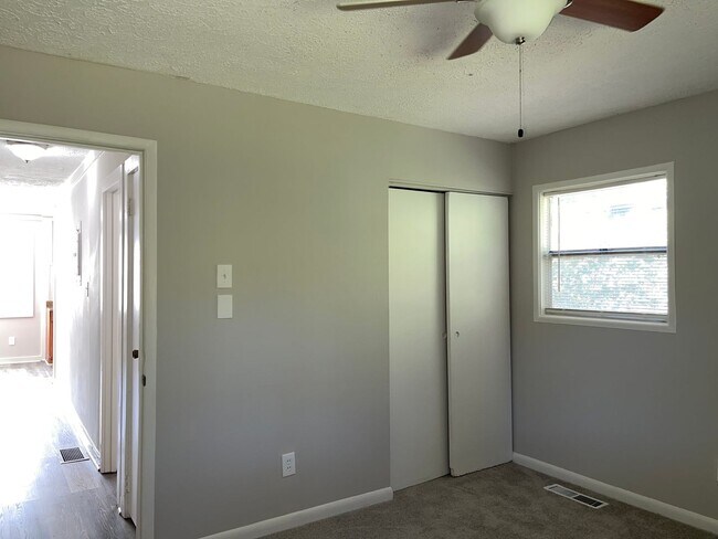 Building Photo - Renovated 3 Bed/1 Bath Ranch