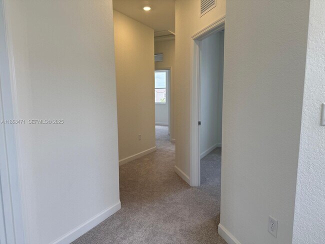 Building Photo - 2659 SE 24th Dr