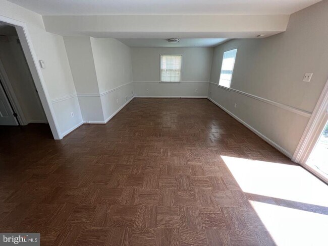 Building Photo - 6407 Kenhowe Dr