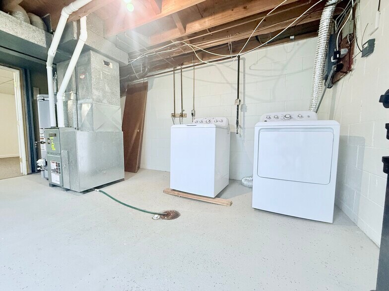 Laundry / Storage - 1407 W 2nd St