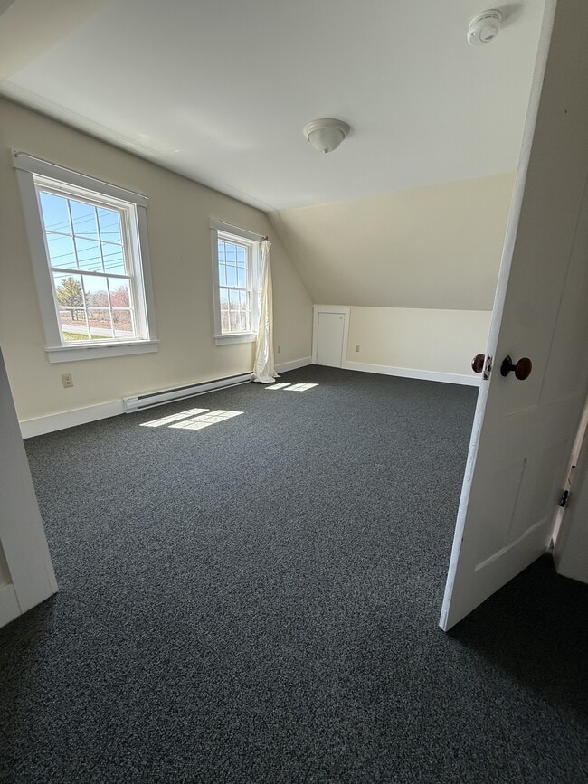 Building Photo - 799 River Rd