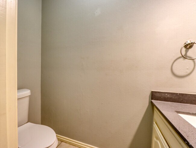 Building Photo - 317 Benjamin St