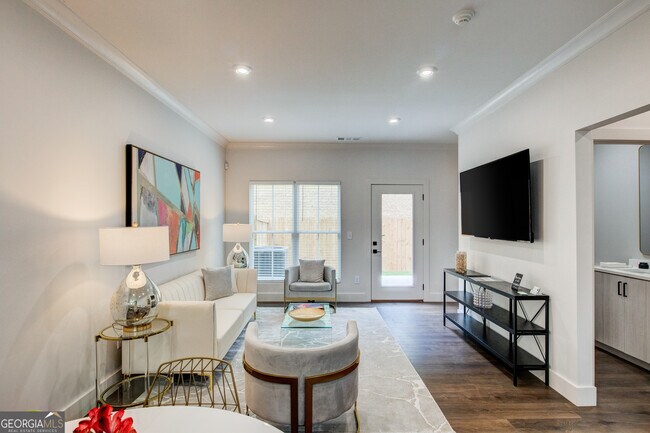 Building Photo - 119 Chateau Dr SE