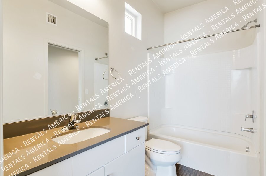 Building Photo - 872 E Park Modern Dr