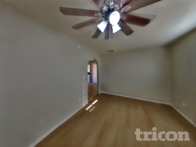 Building Photo - 7331 W Mountain View Rd