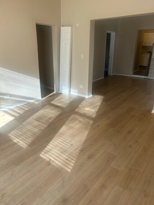 Building Photo - 956 E 76th St