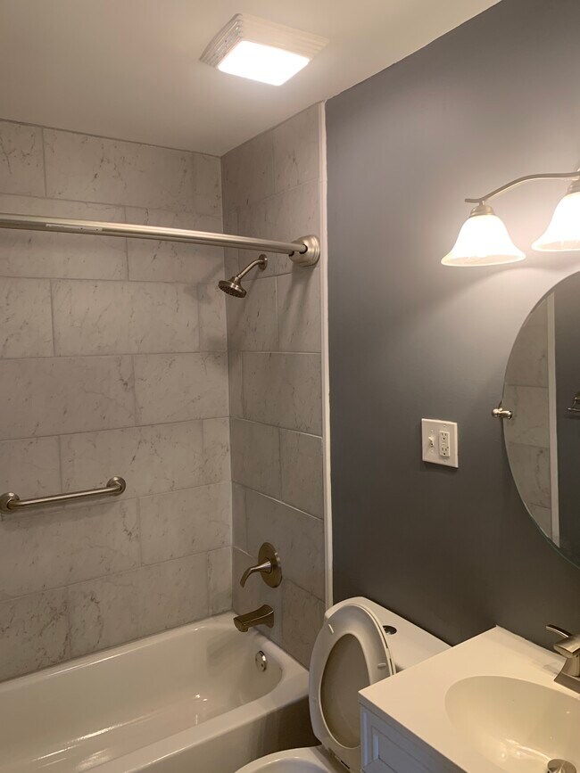 bathroom - 908 Beale St