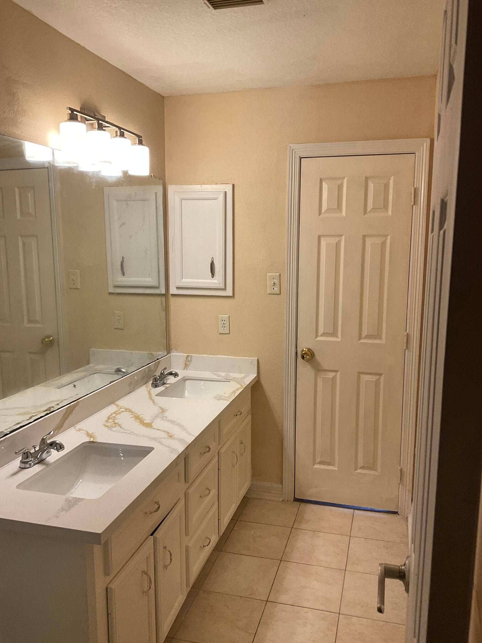 Building Photo - 10610 Mills Way