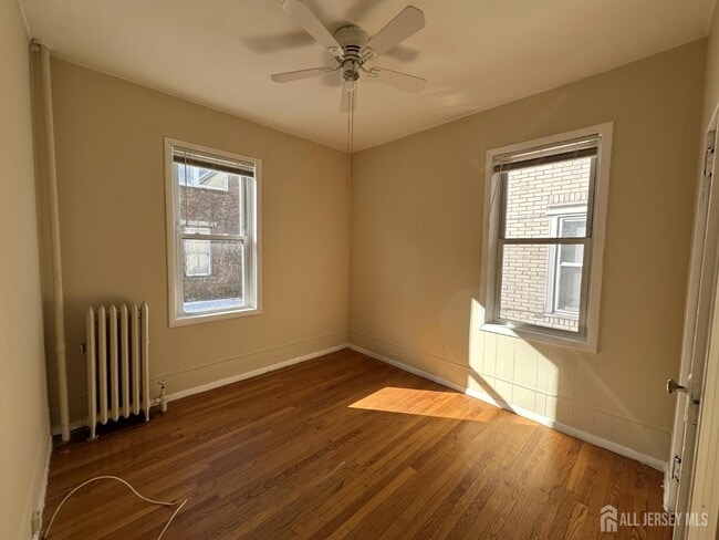 Building Photo - 66 Louis St