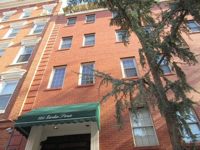 Building Photo - 125 Garden St