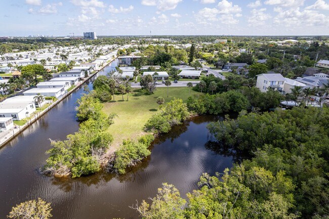 Building Photo - ** NEAR DOWNTOWN ** 2 BED / 2 BATH CONDO -...
