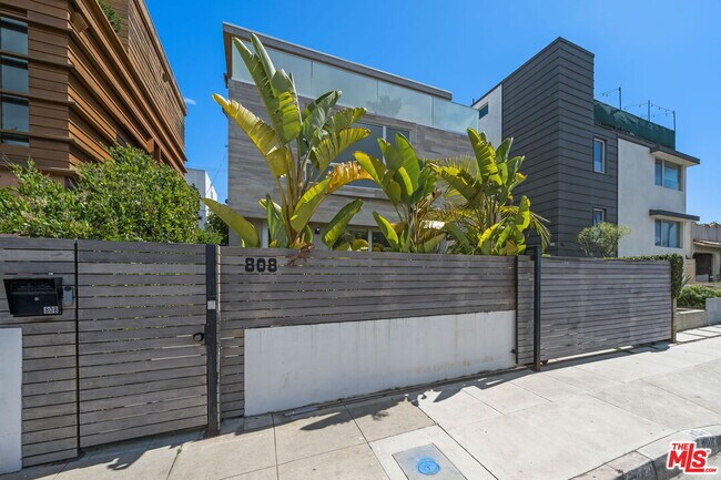 Building Photo - 808 Brooks Ave