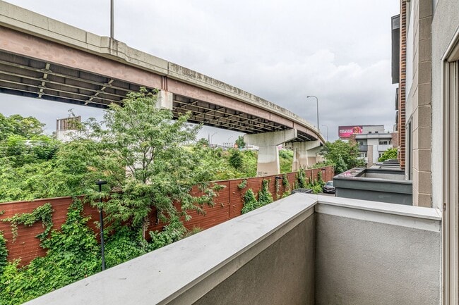 Building Photo - Northern Liberties Townhome with Parking