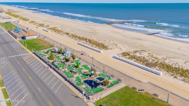 Building Photo - 211 Lareine Ave