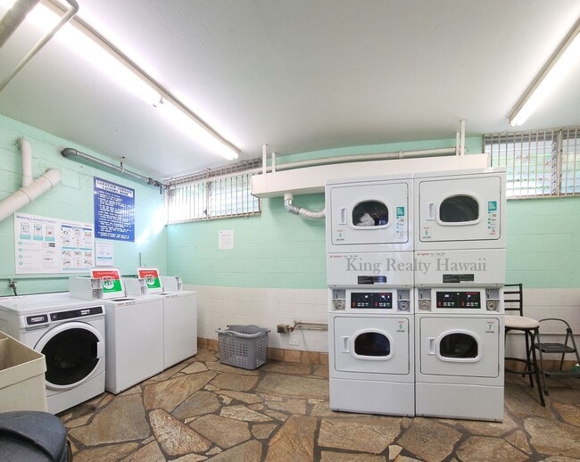 Building Photo - UPGRADED 3 br / 2 ba Only 2 units per flr, VIEWS, Utils Incl.+2 prkg.