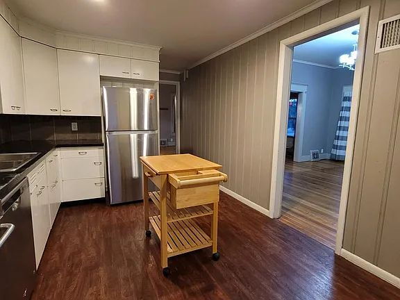 Building Photo - "Spacious 5-Bedroom Retreat with Fireplace Charm on S Broadway!"
