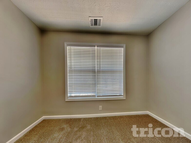 Building Photo - 205 Syracuse Ln