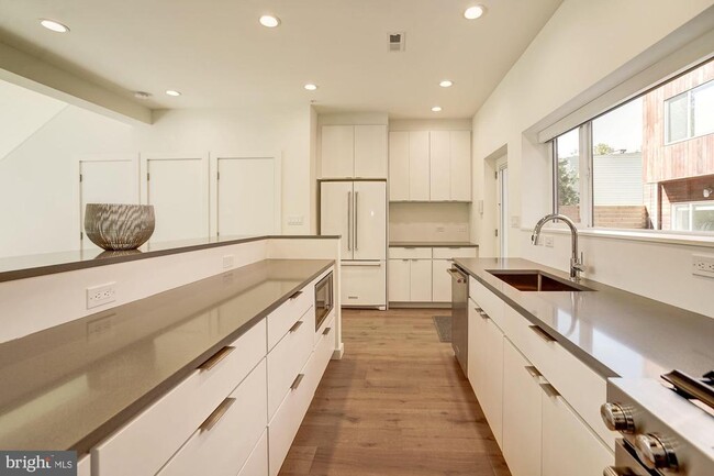 Building Photo - 446 Ridge St NW