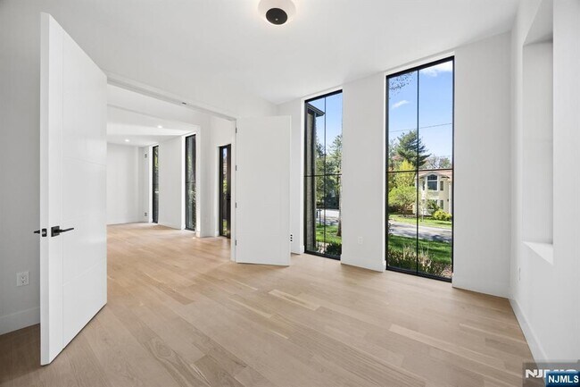 Building Photo - 242 Hardenburgh Ave