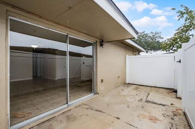 Building Photo - CONDOMINIUM FIRST FLOOR 2 BED 1 BATH, FULLY RENOVATED