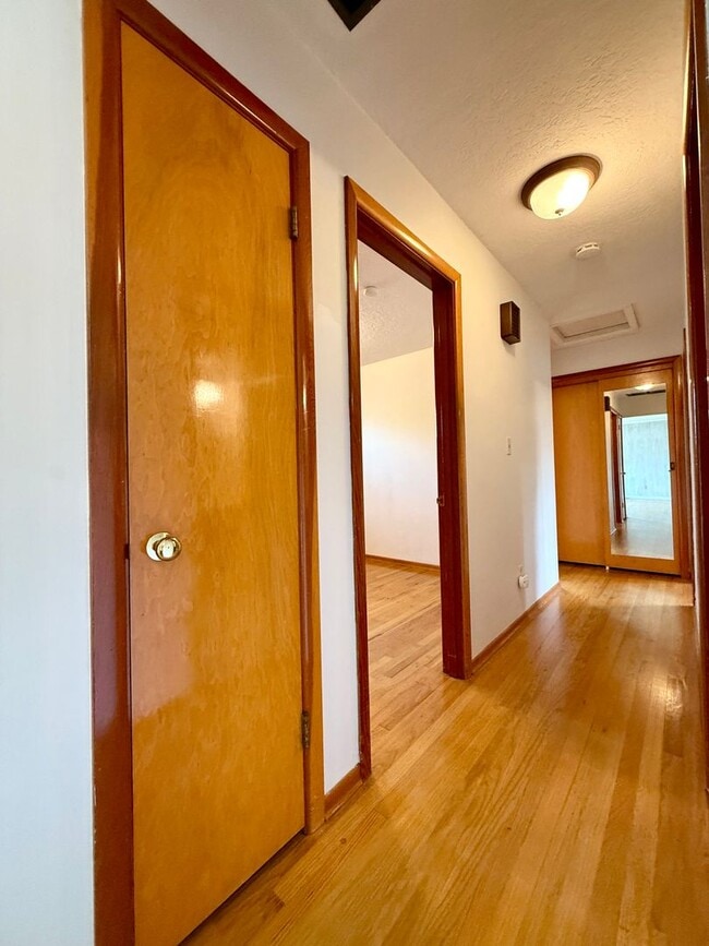 Building Photo - Cozy-Chic in Parkrose ~ Large Fenced Yard with Attached Garage & A/C~ Pets Welcome