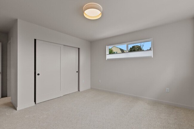 Building Photo - 2bd/1.75ba Seattle Home