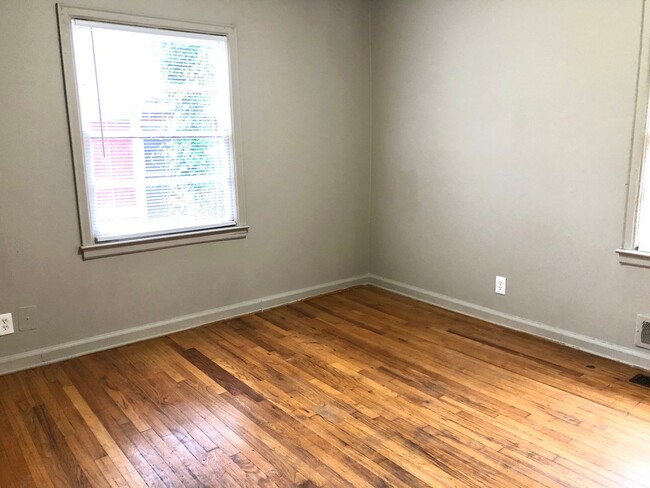 Building Photo - 3 bed 1 bath property in Decatur!!