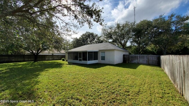 Building Photo - 2115 Sierra St