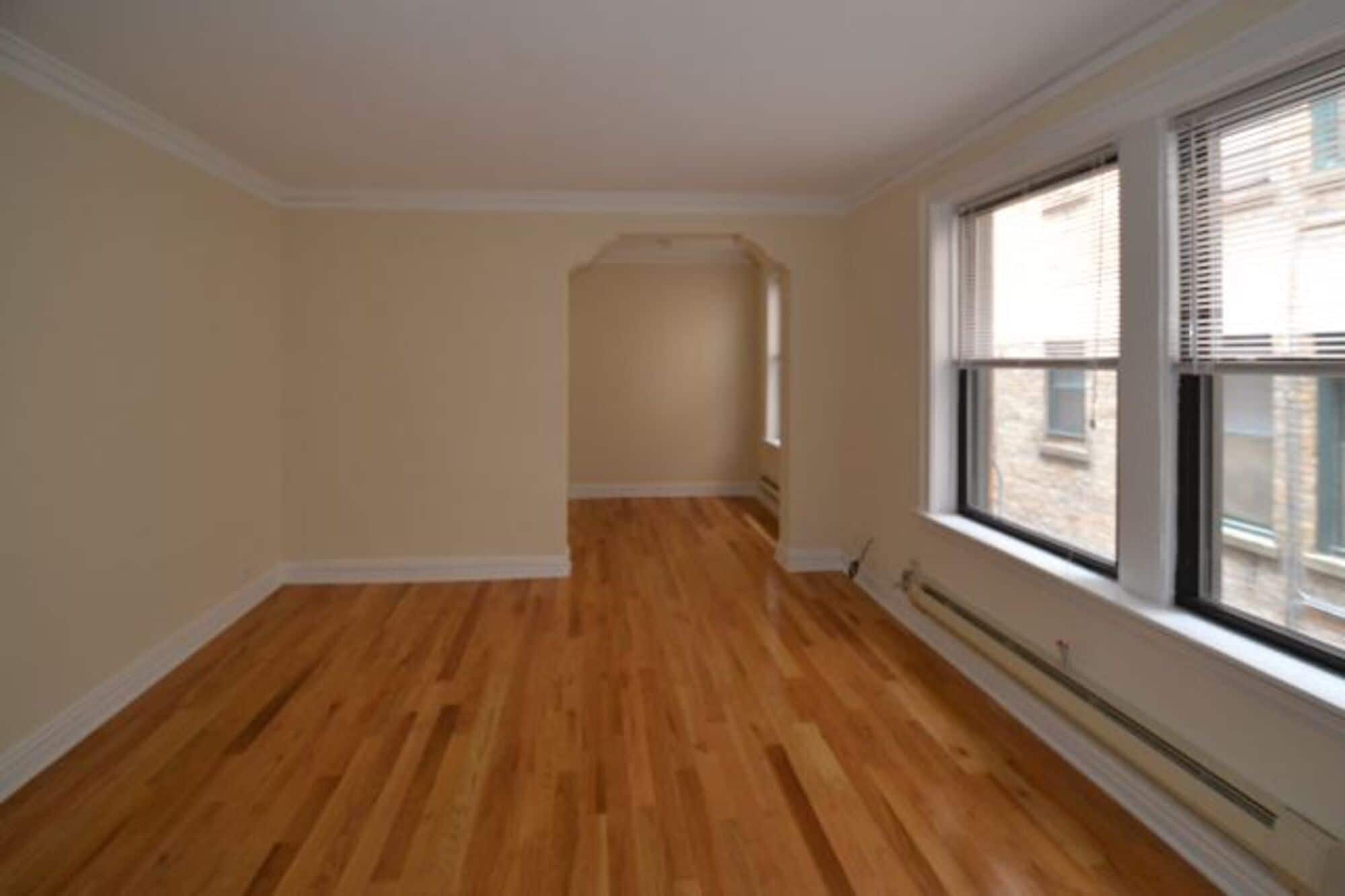 Building Photo - 429 W Roscoe St