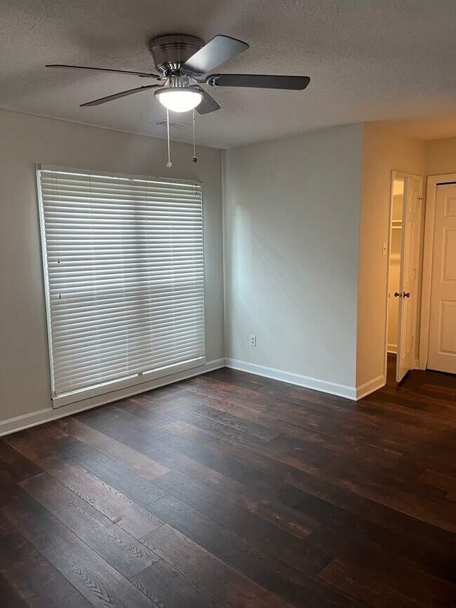 Building Photo - Lovely Two Bedroom in Charlotte!