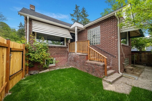 Primary Photo - 2bd/1ba Seattle Home
