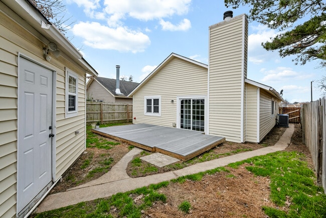 Building Photo - 1400 Riverside Dr