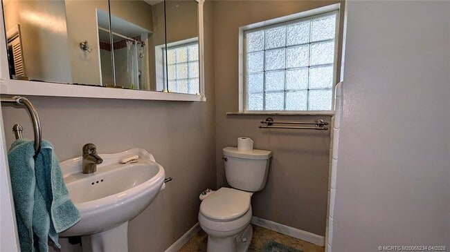 Building Photo - 1097 NE Kubin Ave