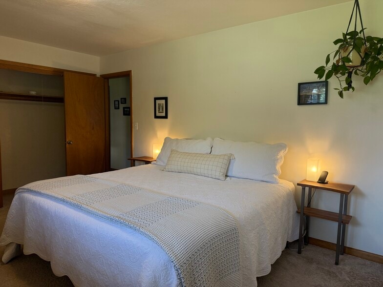 Primary bedroom - 14030 SE Rupert Dr