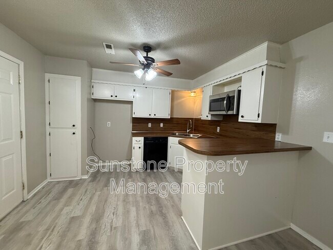 Building Photo - 308 W Austin St
