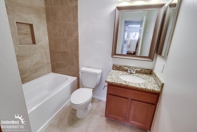 Building Photo - Charming 1Bdm 1Ba Condo in the Heart of Sa...