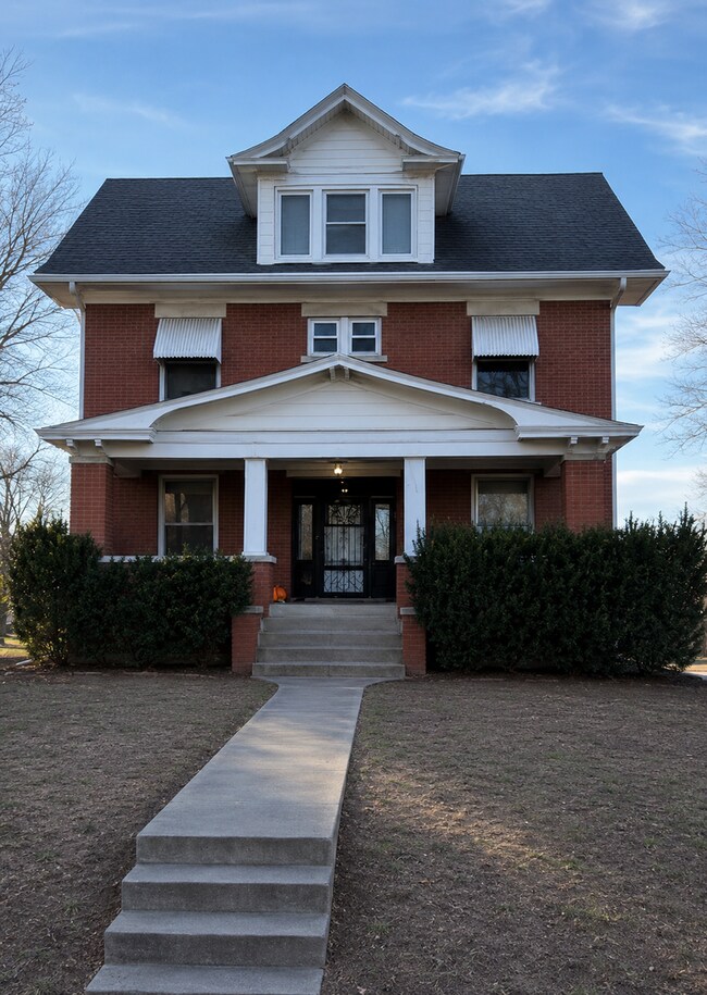 Building Photo - 726 N River Blvd