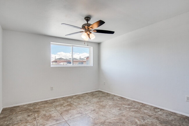 Building Photo - FOR RENT