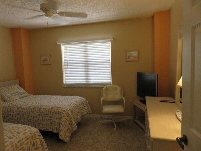 Building Photo - Turnkey 2/2 in a resort community golf and...
