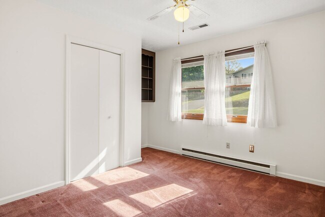 Building Photo - Spacious 5-Bedroom Home in Prestigious Blacksburg Country Club Estates