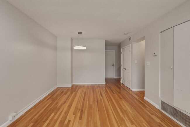 Building Photo - 800 Hyde Park Ave