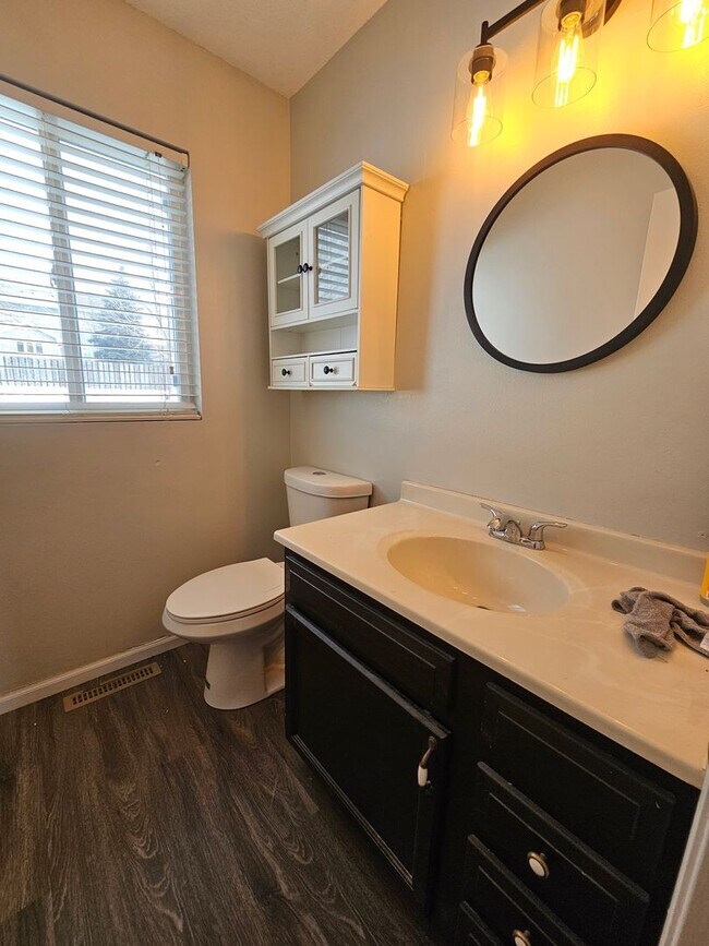 Building Photo - 3 bedroom 2.5 bath with an additional family room, Linn Mar School Area