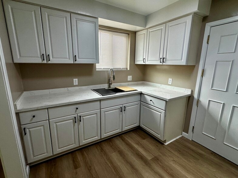 Building Photo - 2132 W 104th St