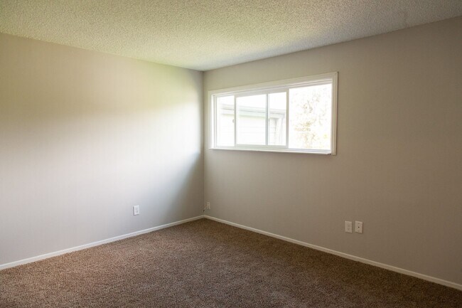 Building Photo - 1133 Laurel Ln