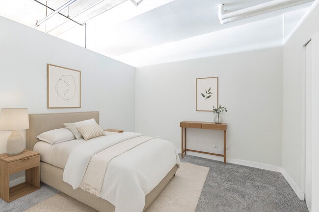 Building Photo - 811 W 15th Pl