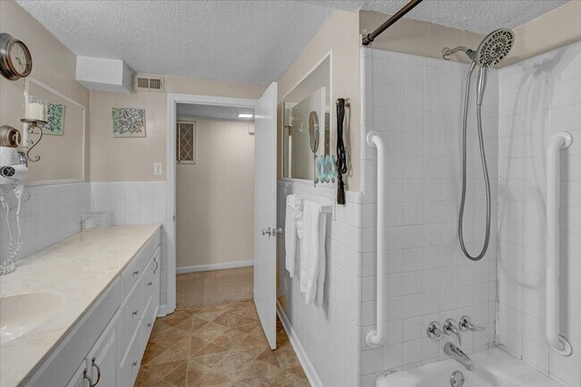 Building Photo - 102A White Oak Dr