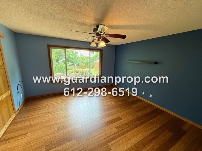 Building Photo - Maplewood House Available Now, Open Floor ...
