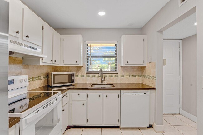 Building Photo - 21915 Lake Forest Cir