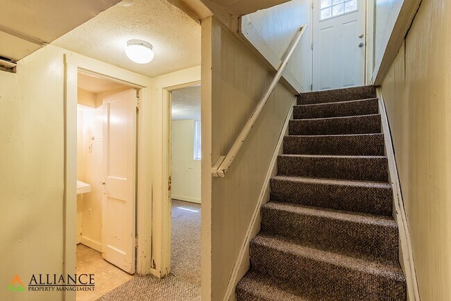 Building Photo - 901 Ratone St