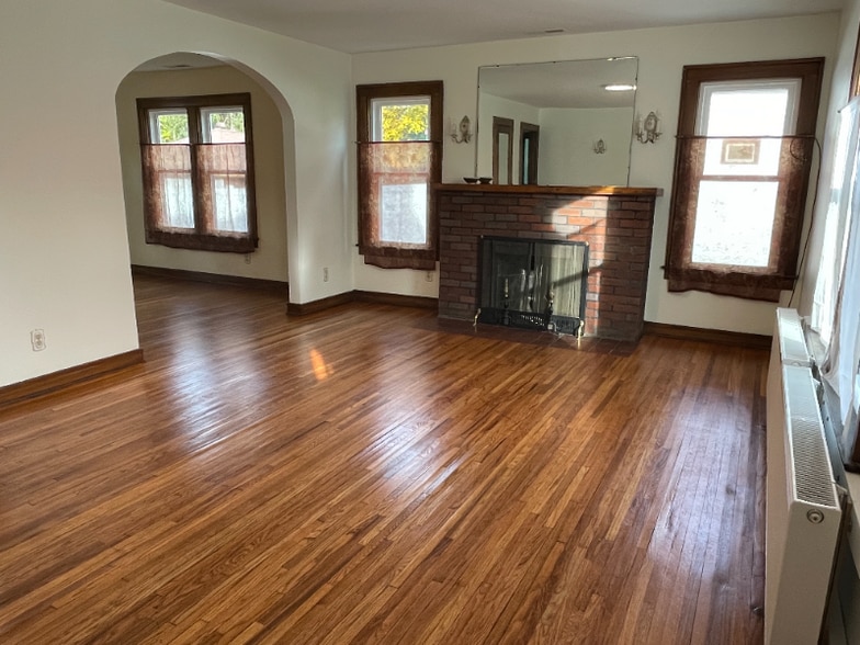 Building Photo - 208 W 3rd St